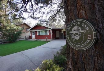 Cozy Red Cabin - Nestled in a cozy neighborhood, short walk to Sugarloaf Park! Hot Tub! allows 18 year olds to book a room