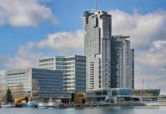 Apartament w Sea Towers allows 18 year olds to book a room