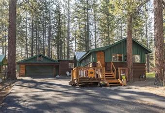 Evergreen Paradise - Beautiful newly remodeled cabin with Hot Tub and Game Room! has rooms with a private hot tub