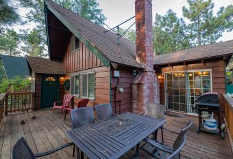 Far Enough Cabin - Chalet style cabin, walking distance to the trails! Foosball table! allows 18 year olds to book a room