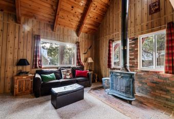 Fawnskin Cabin - A quaint cabin in a peaceful location, close to Big Bear's attractions! has Balcony rooms