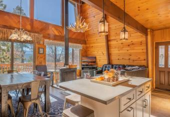 Fawnskin Family Cabin - Nicely decorated cabin with a lake view and a Foosball Table! has Balcony rooms