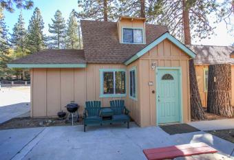 Fawnskin Lakeside Cabin - Nice cozy duplex with mountain views with a Jet Tub! has rooms with a private hot tub