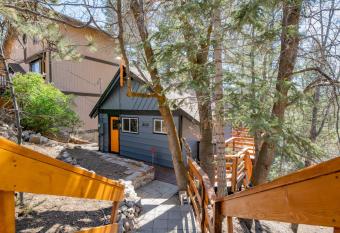 Forest Escape - Situated on the quiet side of the lake, nicely decorated contemporary cabin! has Balcony rooms