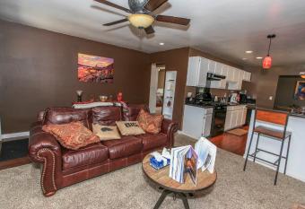 Golden Bear - Comfy cabin, short drive to the lake! Ping Pong and Pool Table! Darts and Air Hockey! allows 18 year olds to book a room