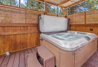 Goldies Getaway - Beautiful modern cabin with Hot Tub! Game Room with Foosball and Ping Pong Table! allows 18 year olds to book a room