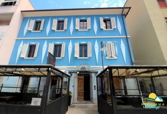 Maremma Holidays -Residenza Olesi   allows 18 year olds to book a room