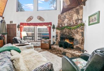 Home of the Bear - Very quiet neighborhood and large yard! allows 18 year olds to book a room