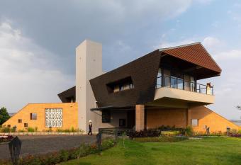 StayVista at Pearl Lakeview Mansion has rooms with a private hot tub