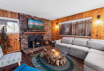 Knotty Hideaway - The Perfect Big Bear Experience! allows 18 year olds to book a room