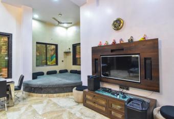 Rustic Villa khandala has rooms with a private hot tub