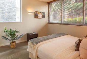 Alpine Retreat Studio has rooms with a private hot tub