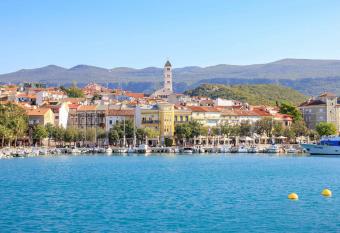 Holiday home Villa Mercedes allows 18 year olds to book a room