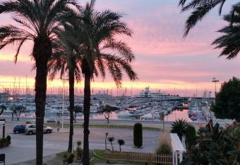 Cozy spacious flat facing the marina! has Balcony rooms