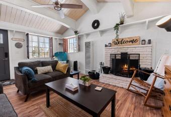 Little Loaf Lodge - Cute and Cozy Mountain Getaway! allows 18 year olds to book a room