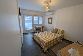 Studio sympa    Avignon allows 18 year olds to book a room