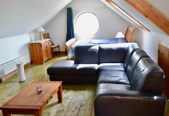 Open Plan Studio Scenic South East - Golfers, Walkers, Fishing, allows 18 year olds to book a room