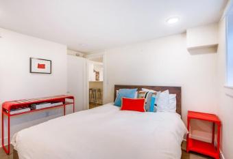 Lovely 2BR Guest Suite Close to Clinton-Division has Balcony rooms