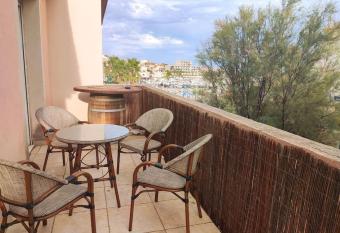 Terrasse vue Mer et port, hyper centre has Balcony rooms