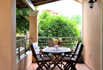 La Bella Vita - Luxury Holiday House close to Corfu Town has Balcony rooms