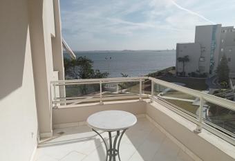 Appartement S+3 lac1 has rooms with a private hot tub