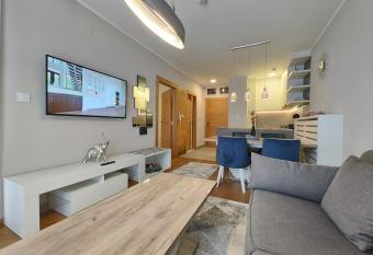 Velika Recepcija 26 allows 18 year olds to book a room