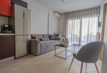 #S20 Chic 1 BR apartment in the centre of Volos allows 18 year olds to book a room