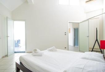 [Loft Eugenio] - *Large and bright apartment* has rooms with a private hot tub