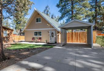 Maple Lane Lodge - Adorable chalet on a fully fenced lot with a hot tub and more! allows 18 year olds to book a room