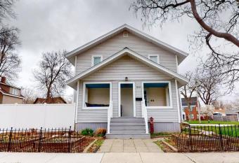 Downtown Lake Cottage - Built in 1900! allows 18 year olds to book a room