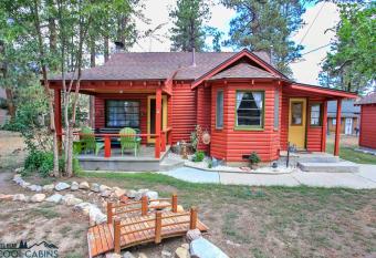 A Sweet Pine Cabin - Adorable retro home in a peaceful residential neighborhood allows 18 year olds to book a room