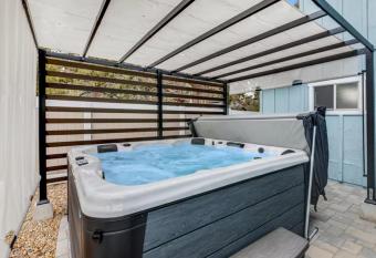 Aqua Dreams - Six fireplaces, arcade machine, foosball, and hot tub has rooms with a private hot tub