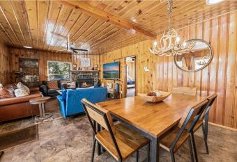 Whisk-A-Way Cabin - Beautiful Boulder Bay Cabin with Hot Tub, Walk to Lake! has rooms with a private hot tub