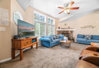 Wine Down - Beautiful and well-kept cabin with large fenced back yard allows 18 year olds to book a room