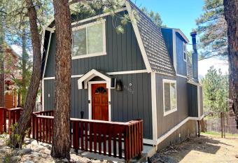 Wolf Haus - Modern aesthetics meet mountain charm in this gorgeous two-story home has rooms with a private hot tub