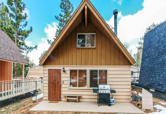 Twin Bear - Cozy and convenient, relaxing cabin with a nice fenced yard and a BBQ allows 18 year olds to book a room