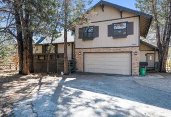 View-Topia - Hot tub & game room was a big hit! Walking distance to bike trails and hiking paths has rooms with a private hot tub