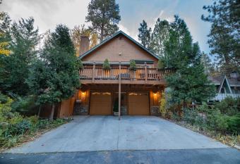 Treetop Bearadise - Best mountain living in a nicely furnished and decorated home has rooms with a private hot tub
