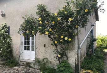 LA GRANGE DU CHAPELAT has Balcony rooms