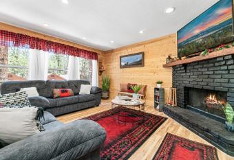 The Twisted Twig - Great amenities! Patio Deck for nights under the stars & trees, and Hot Tub! has rooms with a private hot tub