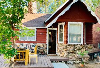 The Vintage Bear Cabin - wonderful, well appointed cabin with a native rock fireplace! allows 18 year olds to book a room
