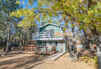 The Wolf Den - Your cabin getaway awaits at this recently updated home! allows 18 year olds to book a room