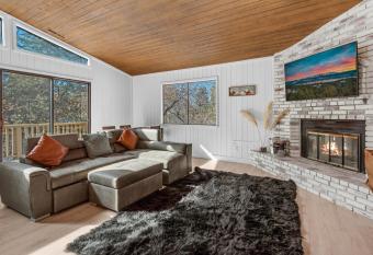 Tree House Chateau - Fabulous Mountain Getaway With Hot Tub! has rooms with a private hot tub