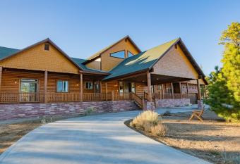 Meadowbrook Estates Ranch - Great location, great lodge, great experience! Hot tub and more! allows 18 year olds to book a room