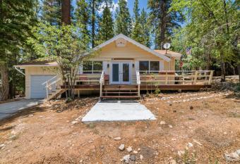 The Little Yellow House - Cozy and family friendly cabin nestled up in the quiet hills of Moonridge! allows 18 year olds to book a room
