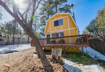 The Love Shack - Cozy cabin in a such a great spot! Very quiet neighborhood has Balcony rooms
