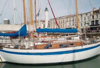 Superbe vieux greement a La Rochelle has Balcony rooms