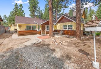 The Petite Cabin - Rustic and Cozy! Perfect place to unwind and relax! Close to Village allows 18 year olds to book a room