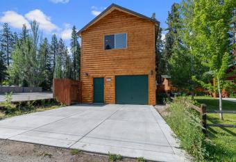 The Bear Den - Dream Location Walking Distance To Lake And Village! has rooms with a private hot tub