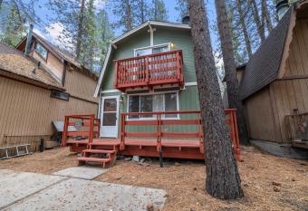 The Bear's Cabin - Stunning gambrel-style home, close to the zoo, slopes, and local stores! Hot Tub! has rooms with a private hot tub